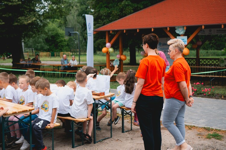 „Niebieskie granty” łączą pokolenia i zmieniają otoczenie.  